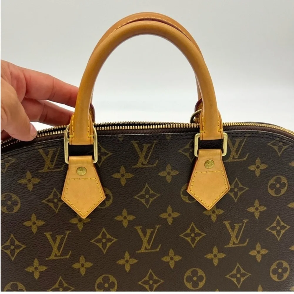 Authentic LOUIS VUITTON Alma PM
$1100 - Picture 4 of 15